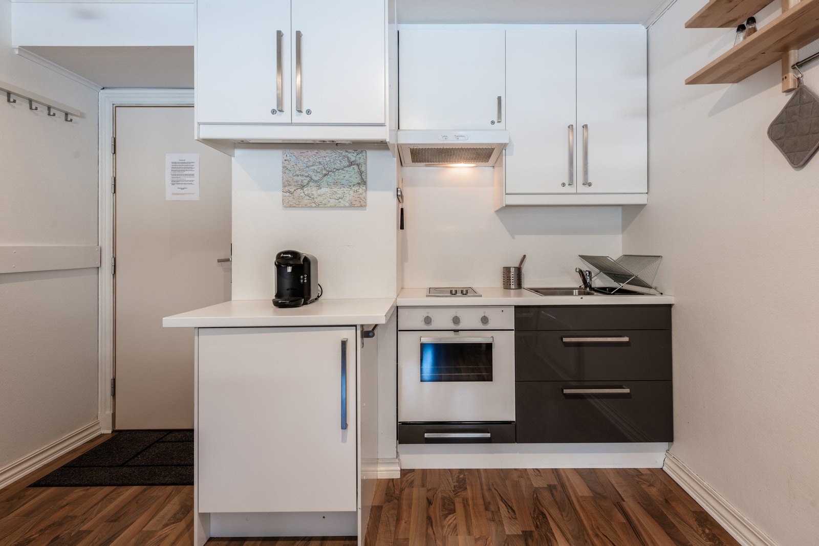 Kjøkkenet er utstyrt med kjøleskap, stekeovn, platetopp og oppvaskkum. Galleribilde