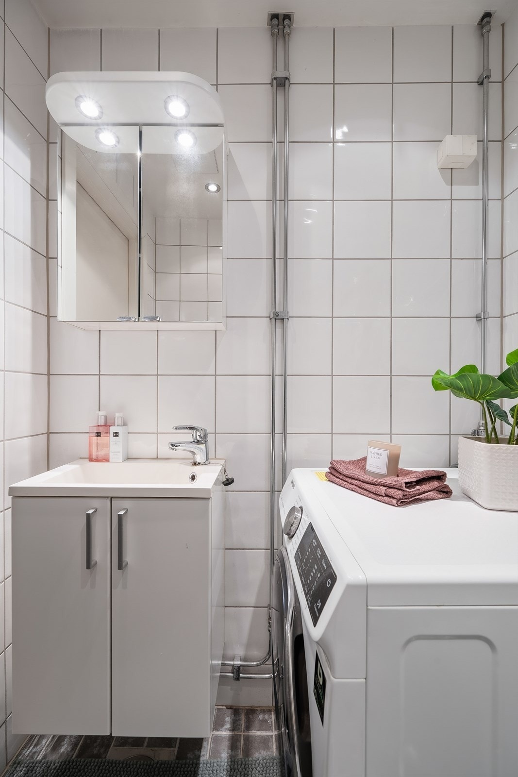 Baderomsinnredningen består av servant med underskap og et speilskap med belysning. Galleribilde