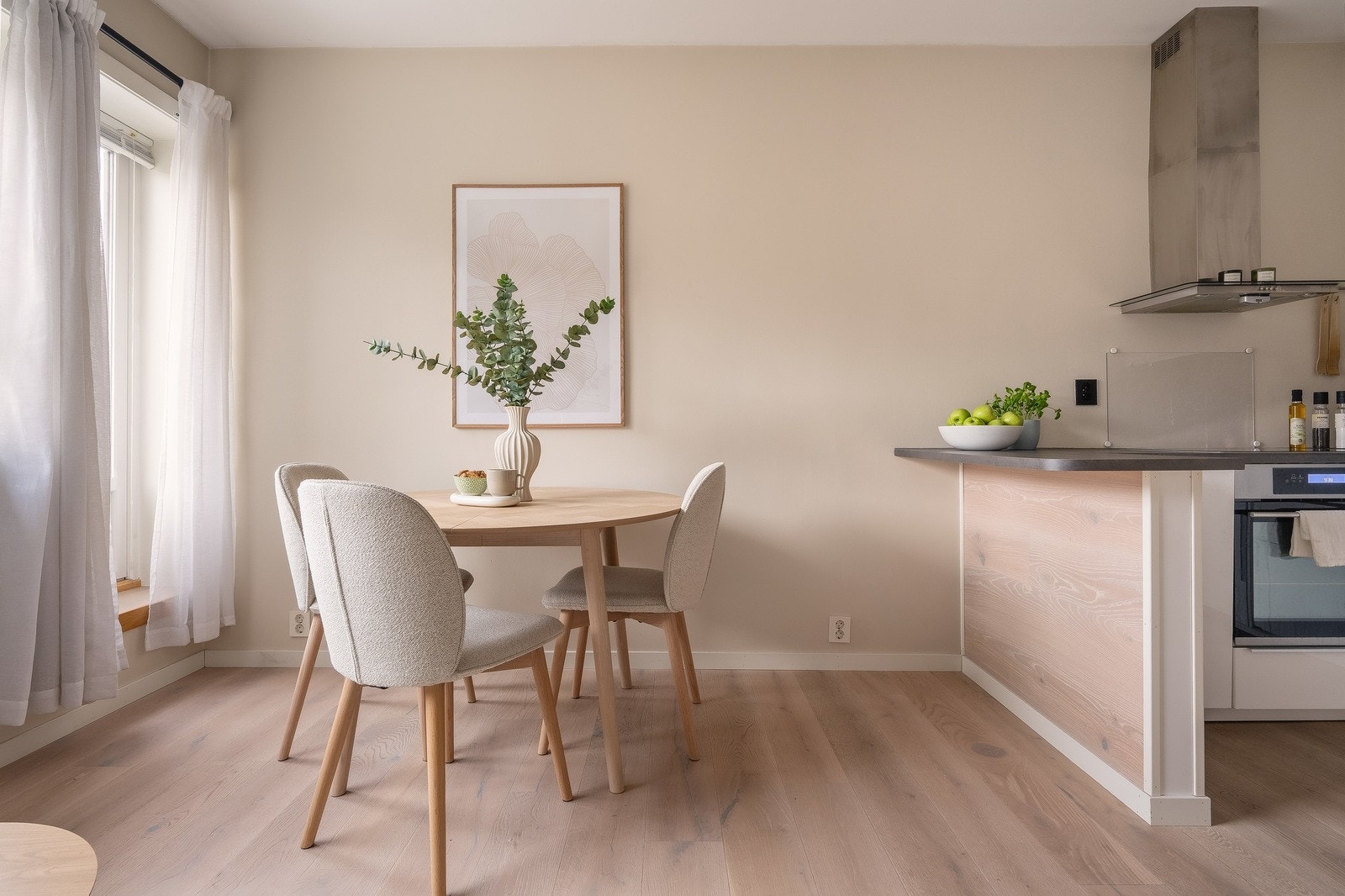 Spiseplassen er naturlig plassert i overgangen mot kjøkkenet. Galleribilde