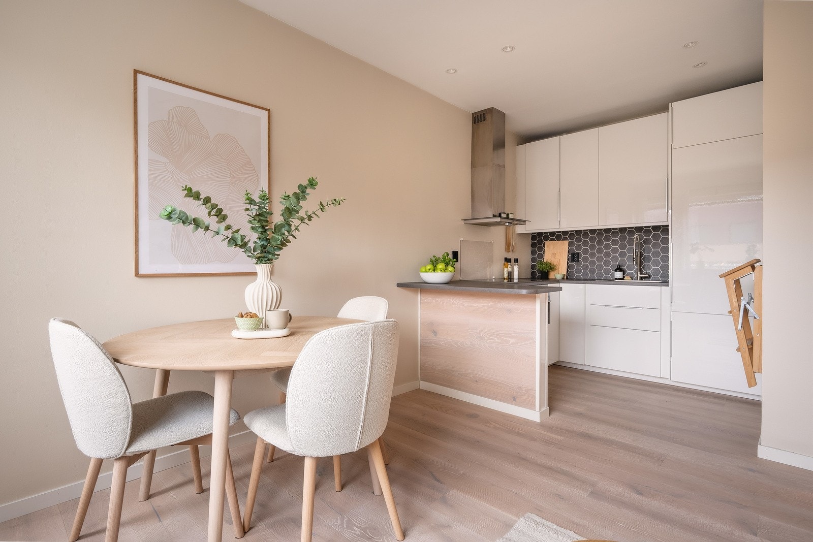 Leiligheten har en åpen og sosial planløsning mellom stue og kjøkken. Galleribilde