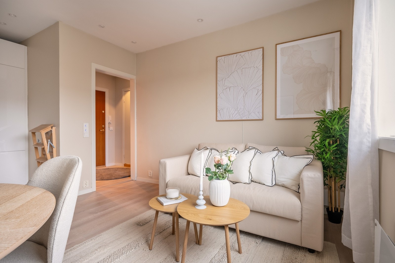 Gjennomgående gulv og en enhetlig fargepalett skaper en helhetlig atmosfære. Galleribilde