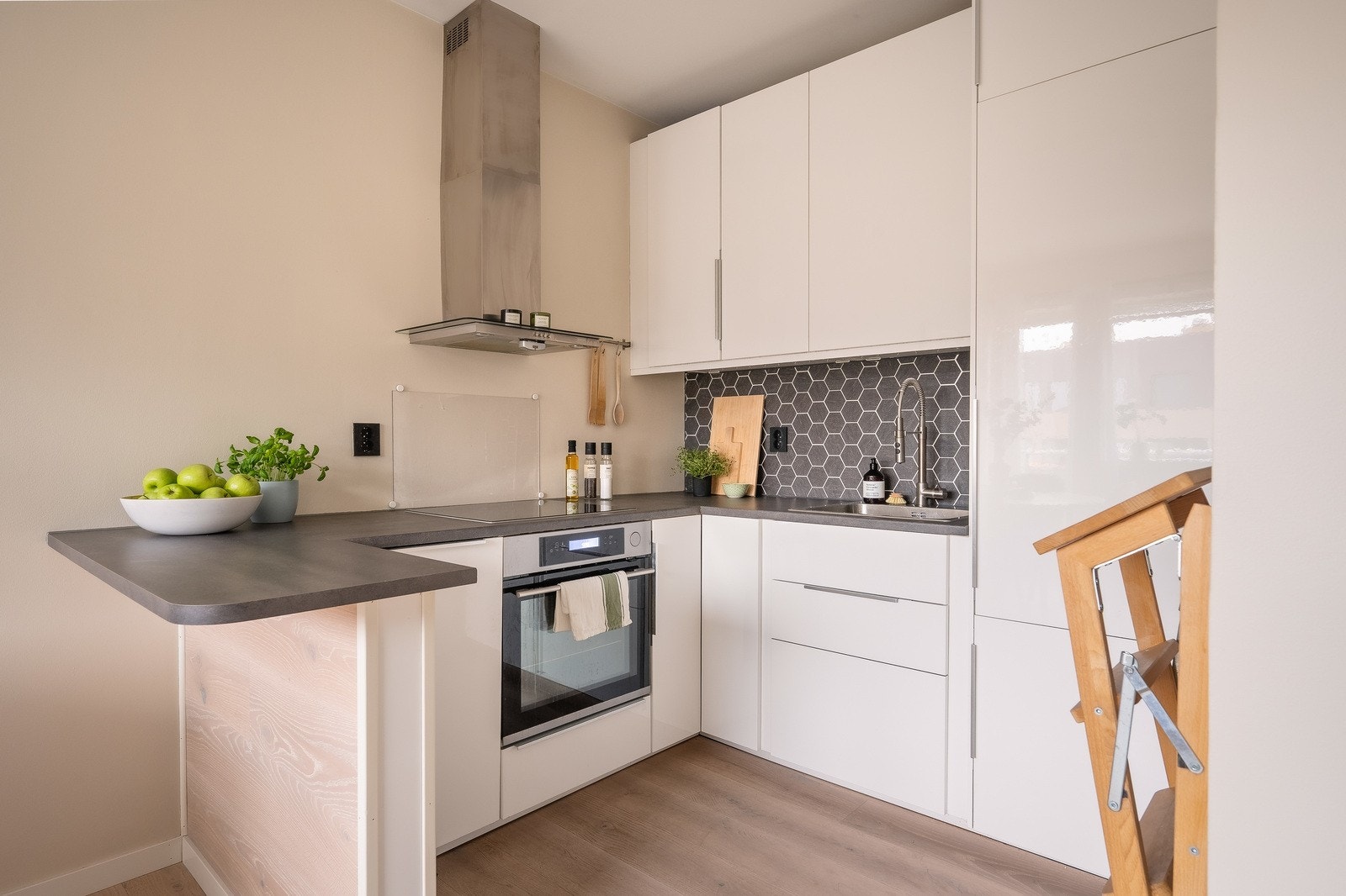 Innredningen har glatte fronter og integrerte hvitevarer som stekeovn og platetopp. Galleribilde