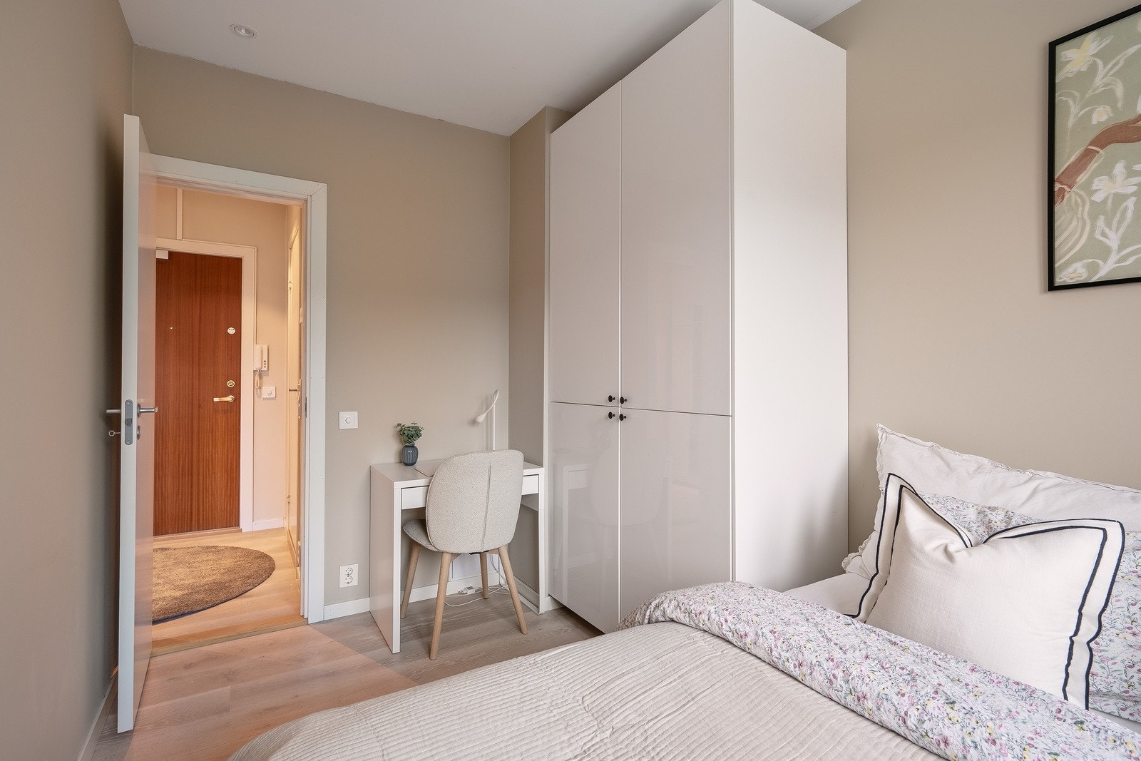 Rommet er innredet med garderobeskap og en egen plass for hjemmekontor. Galleribilde