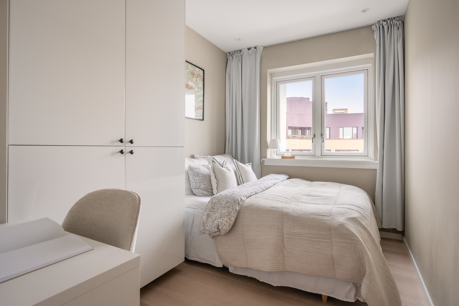 Soverommet er av god størrelse med plass til dobbeltseng og garderobeløsning. Galleribilde