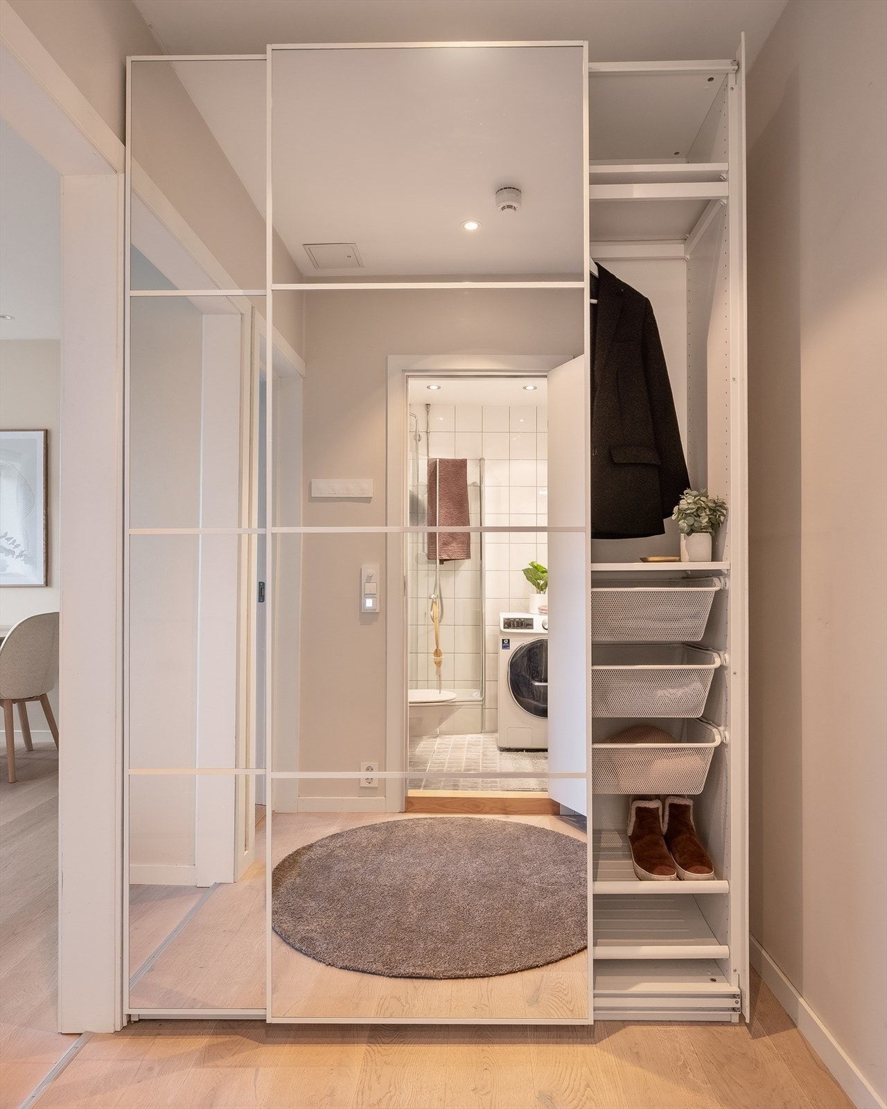 Entréen har en romslig skyvedørsgarderobe med speilfronter for praktisk oppbevaring. Galleribilde