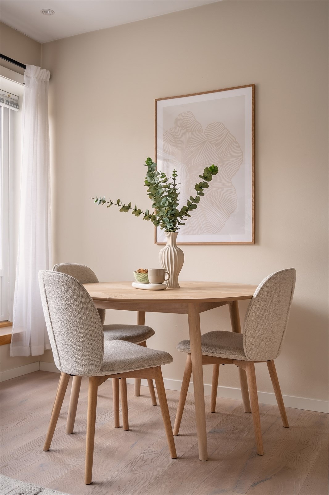 Stuen lar seg enkelt møblere med spisestue, sofagruppe og mediemøbler. Galleribilde