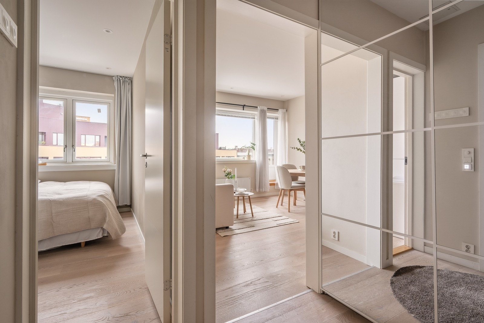 Fra entréen åpner leiligheten seg opp og gir et godt førsteinntrykk. Galleribilde