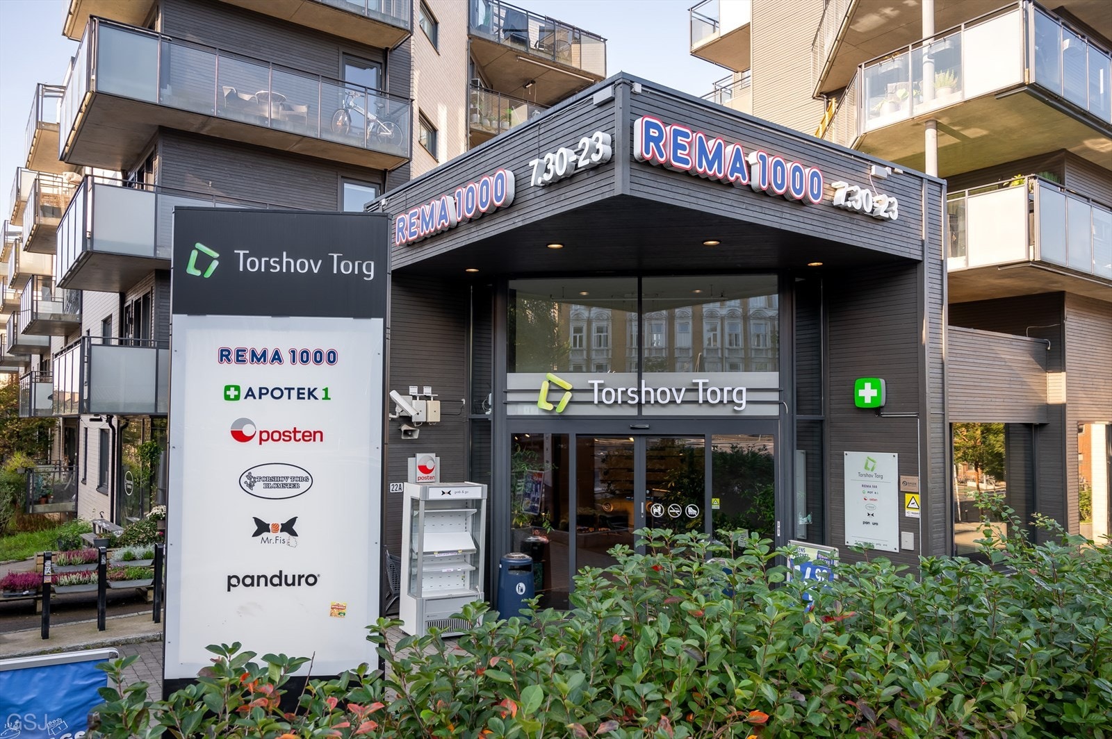 Daglige innkjøp gjør du hos Kiwi i Vogts gate eller Rema 1000, og Sandaker Senter med apotek og vinmonopol ligger kun en kort spasertur unna. Galleribilde