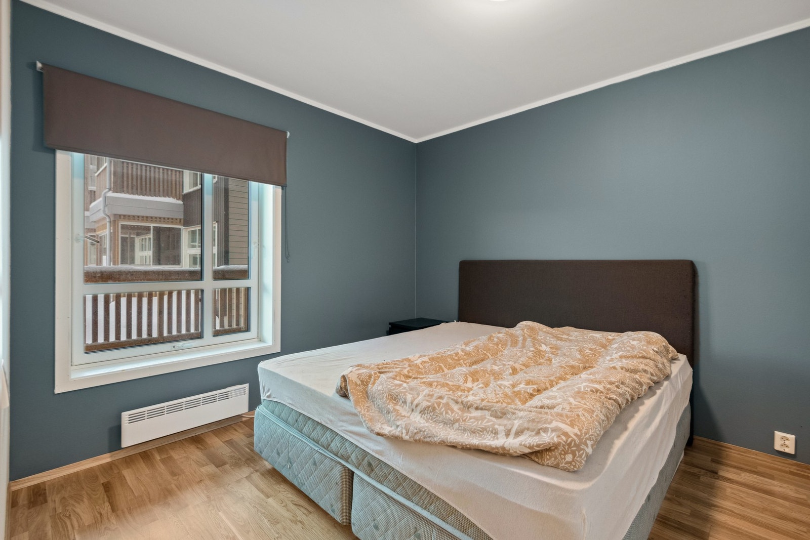 Soverommet har en lun farge og parkettgulv. God plass til dobbeltseng. Galleribilde