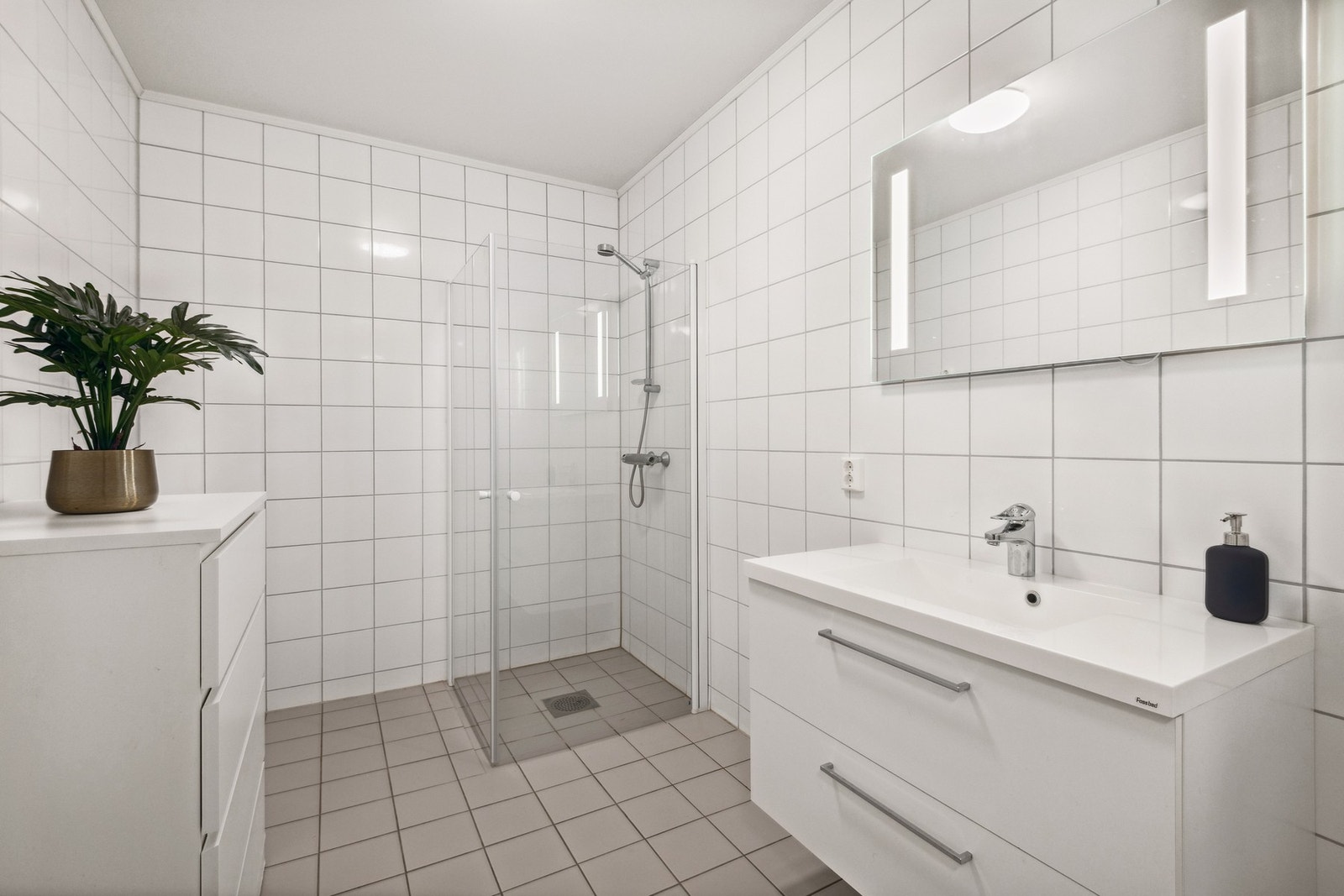 Badet har dusj hjørne og god plass til oppbevaringsmøbel. Galleribilde