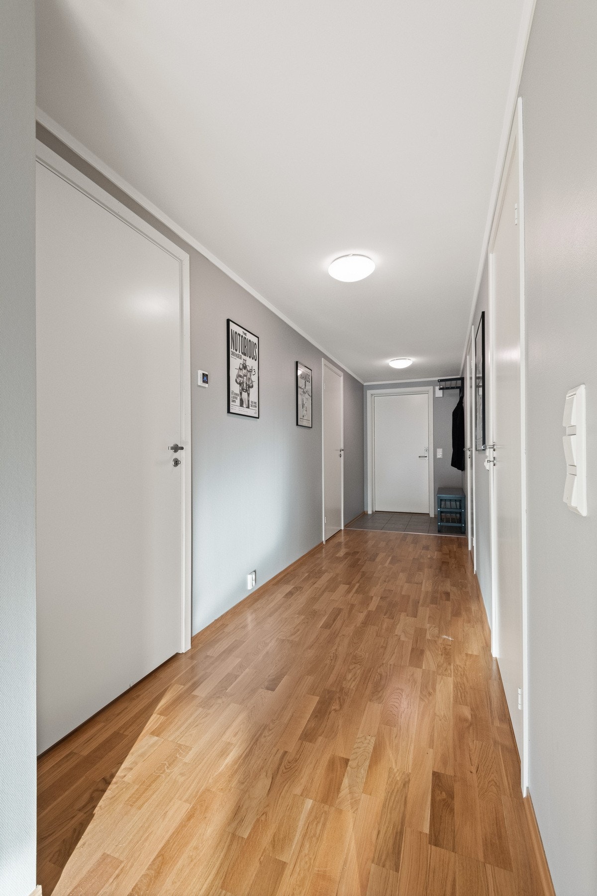 Lys gang som har både parkett og flis ved inngang. Galleribilde