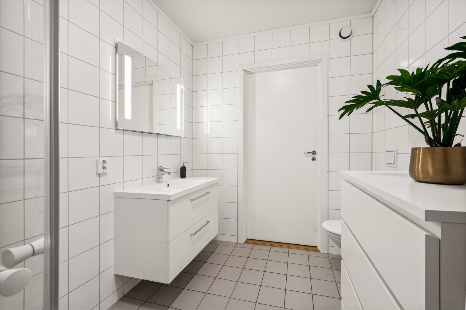 Flislagt bad med varmekabler i gulv. Galleribilde