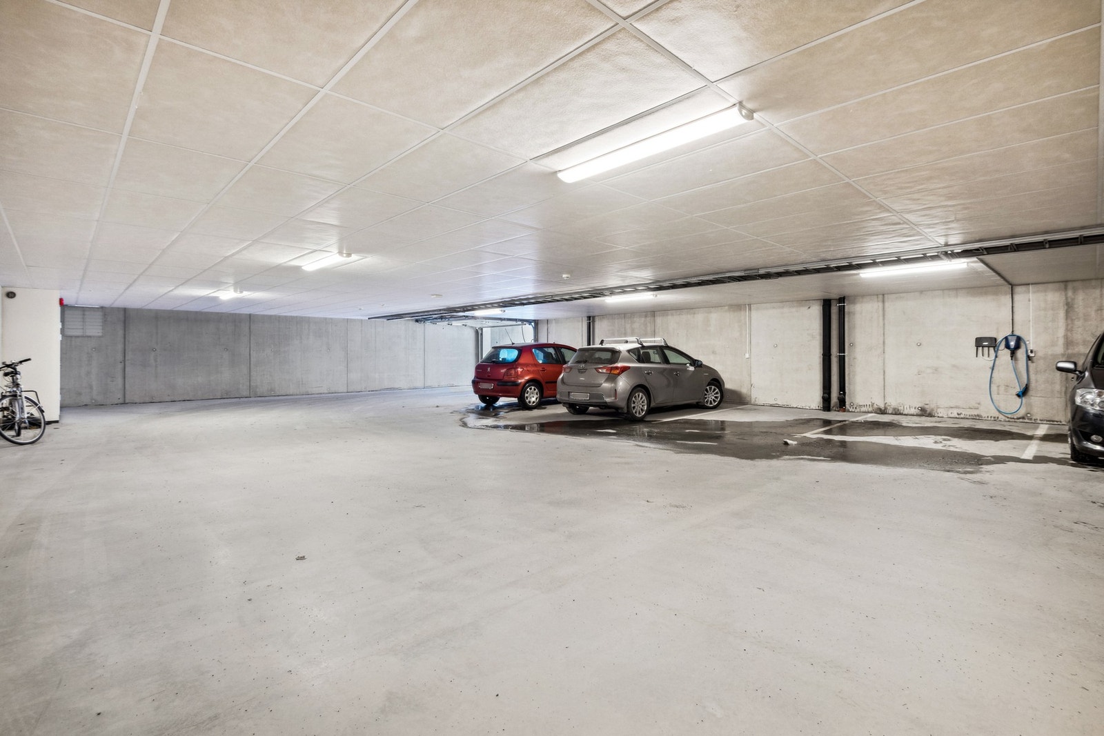 Andelen disponerer plass i parkeringsannlegg. Det er etablert elbillader. Galleribilde