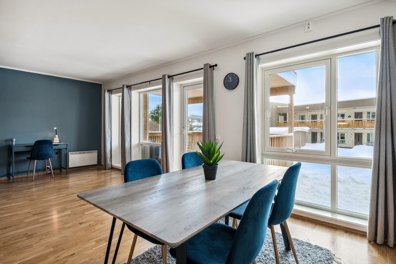 Boligen ligger på bakkeplan og har store vindusflater som slipper inn godt med naturlig lysinnslipp Galleribilde