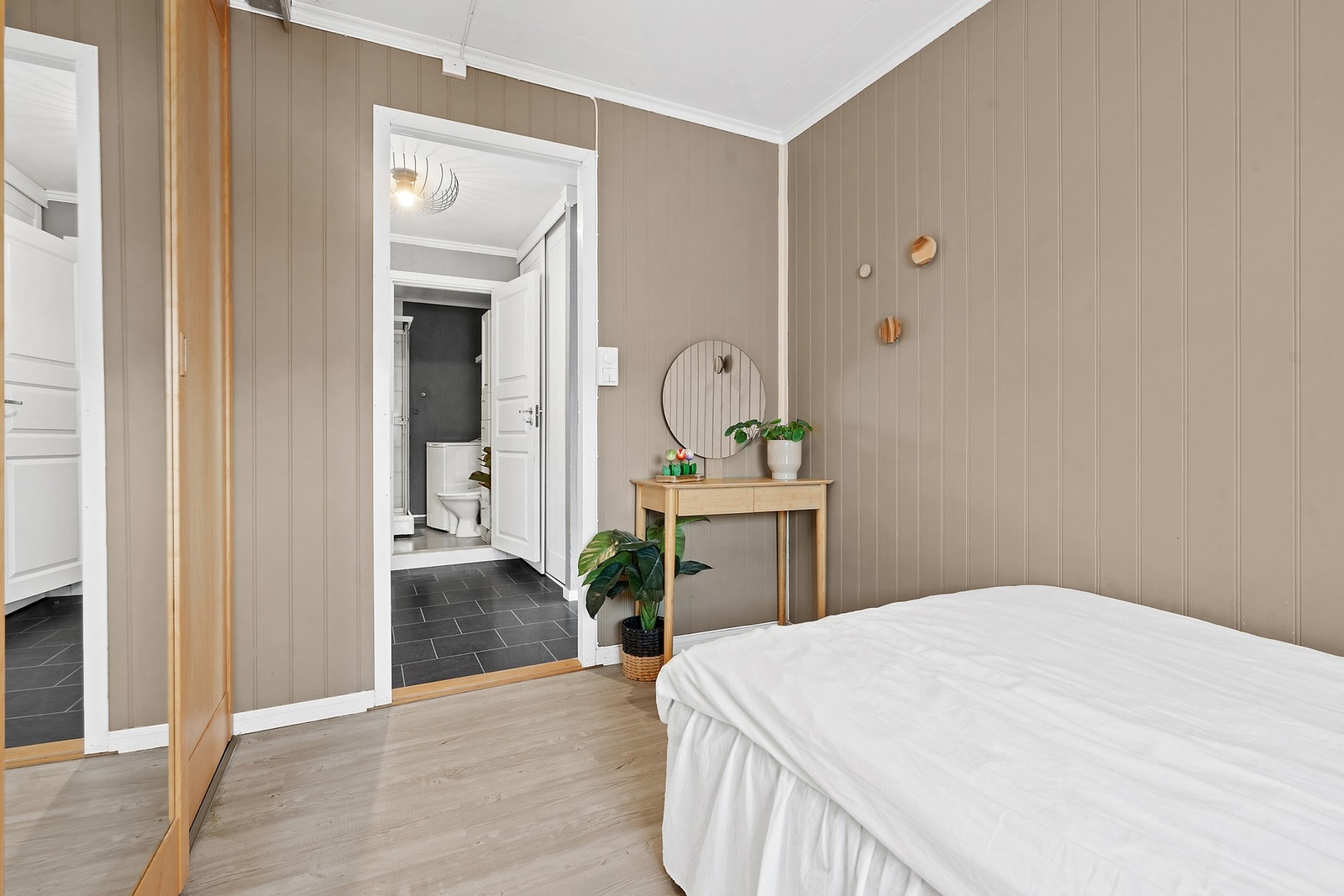 Soverom med skyvedørsgarderobe Galleribilde