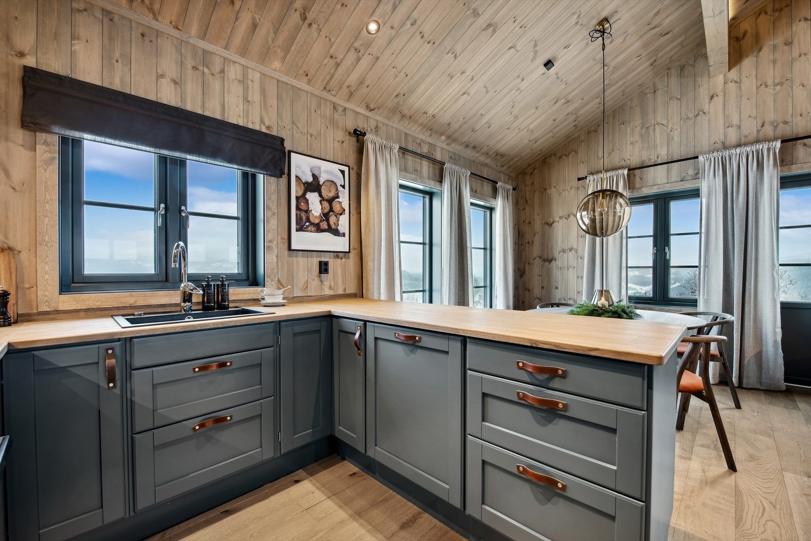 Nydelig heltre kjøkken fra Kistefos, foto fra tilsvarende hyttemodell Galleribilde