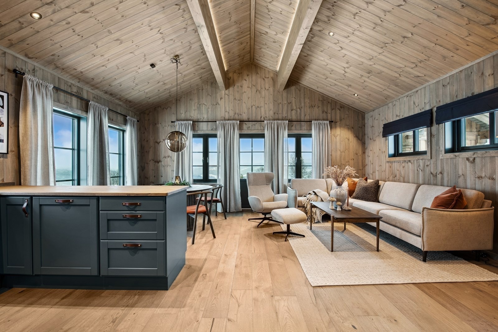 Stue med åpen kjøkkenløsning, foto fra tilsvarende hyttemodell Galleribilde