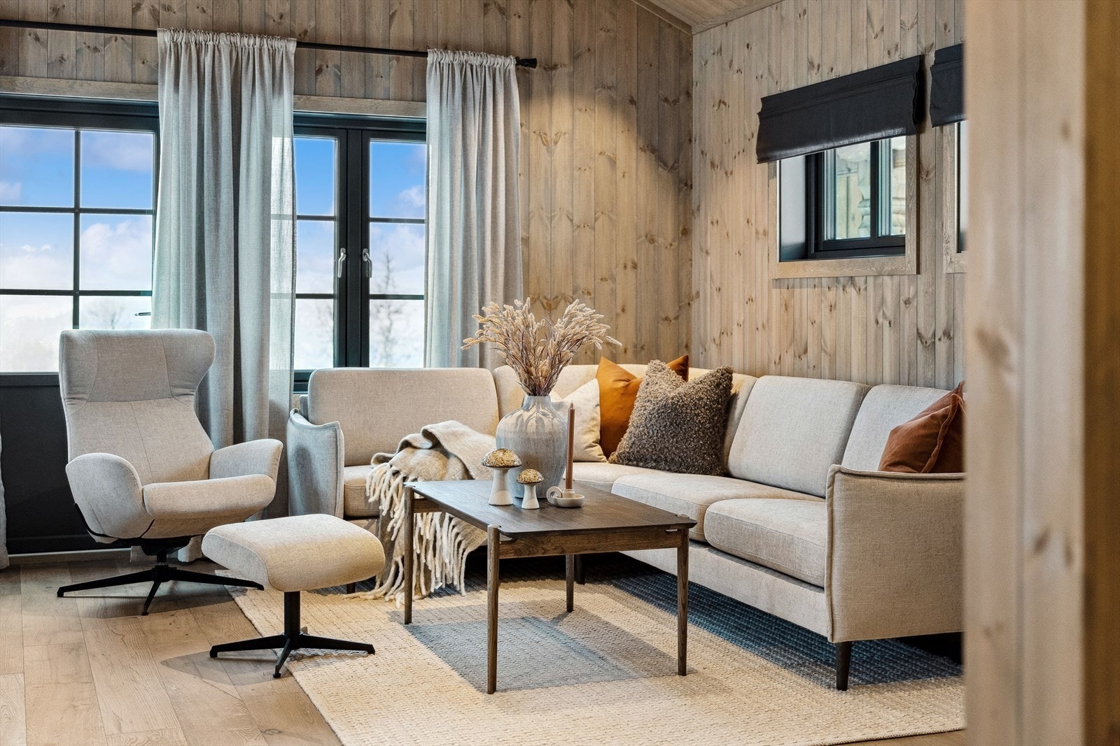 Innredet stue, foto fra tilsvarende hyttemodell Galleribilde