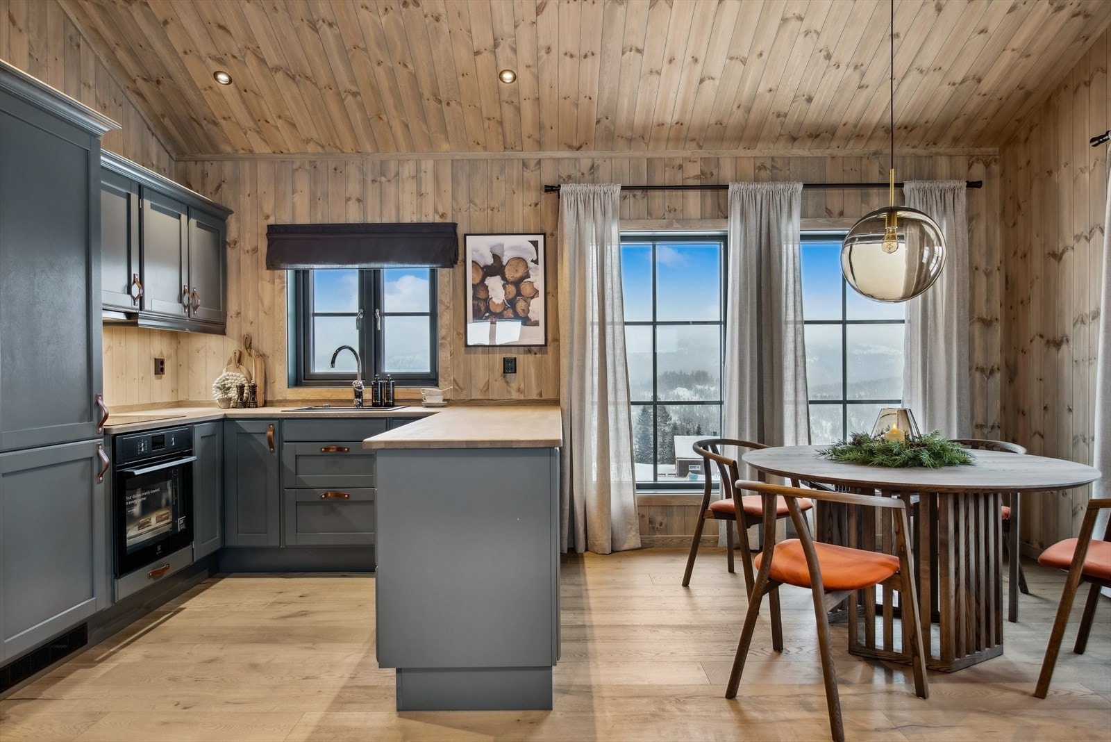 Nydelig heltre kjøkken fra Kistefos. Foto fra tilsvarende hyttemodell Galleribilde