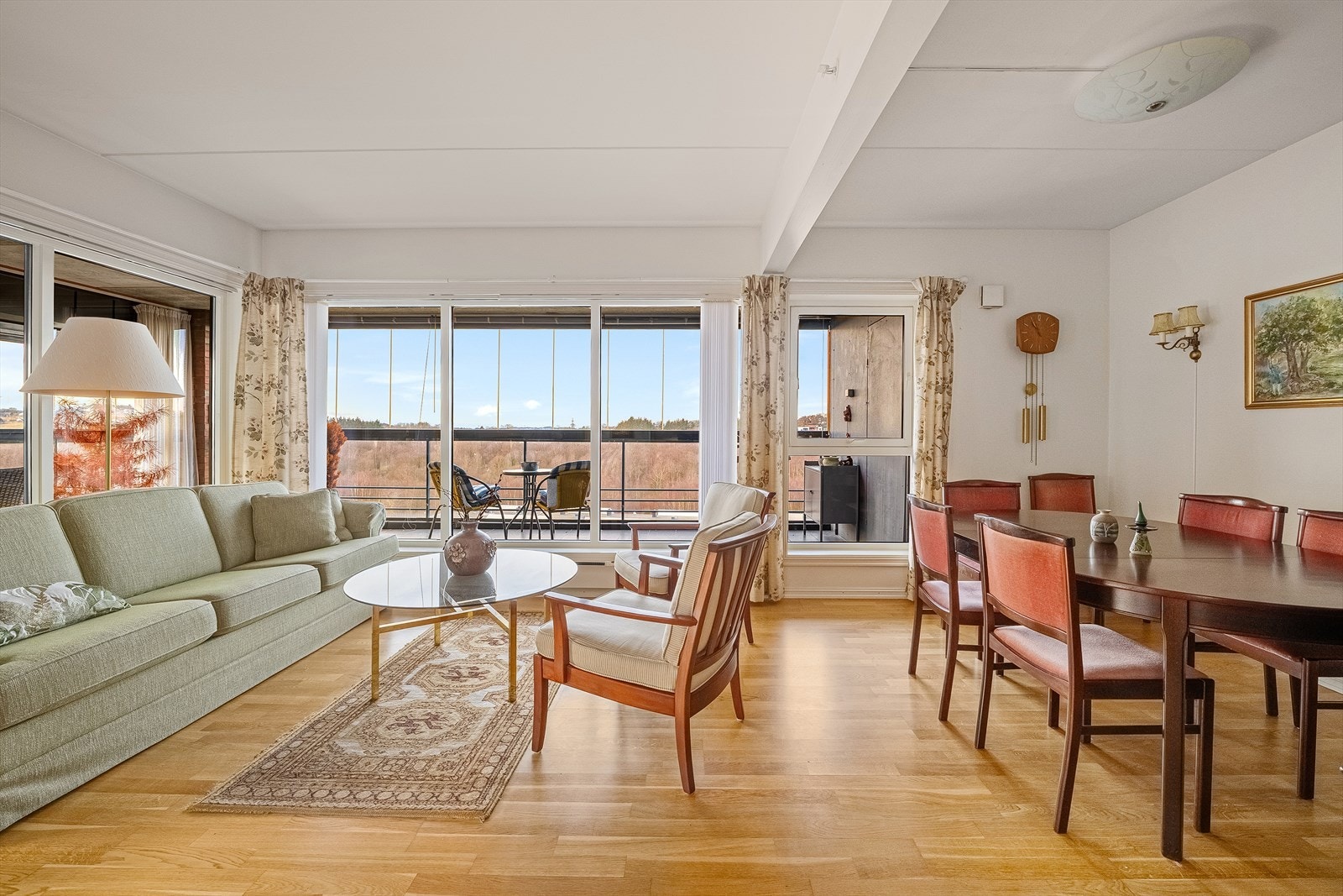 Stue med spisestue (spisesetuen er opprinnelig innredet som soverom 3 i leiligheten, men nå åpnet) Galleribilde