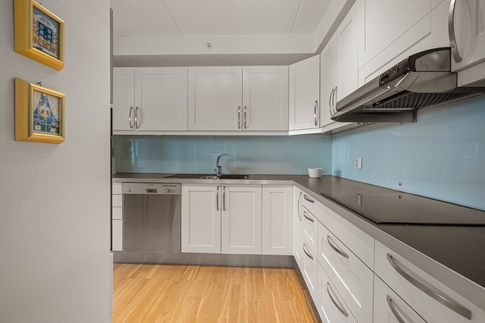 Lyst, pent kjøkken med god skap - og benkeplass Galleribilde