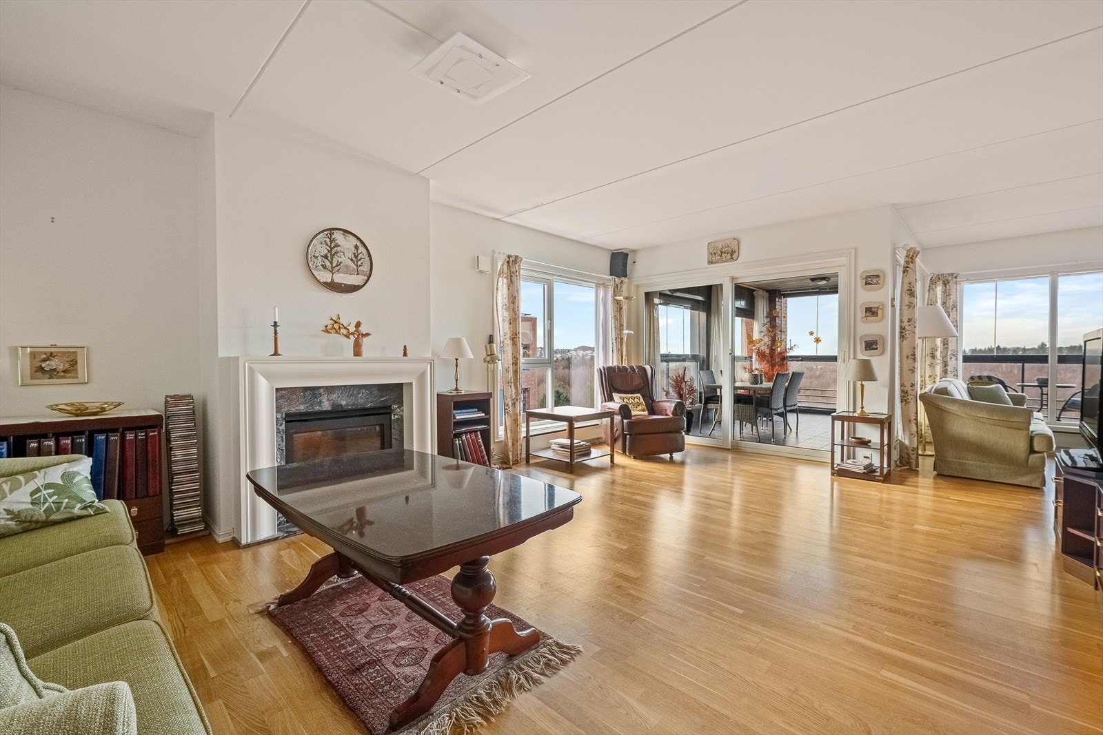 Stor stue med utgang til innglasset veranda Galleribilde