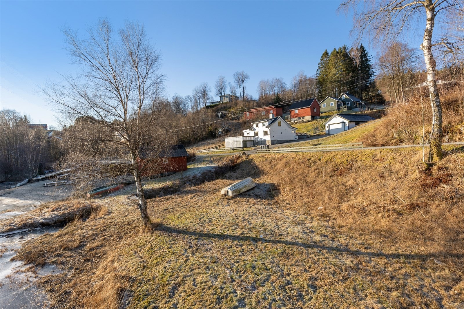 Eiendommen inkluderer hovedtomten samt to ekstra tomter (Gnr/Bnr 12/19 og 12/25) som ligger innenfor eiendommens område. Disse følger med i salget. Galleribilde