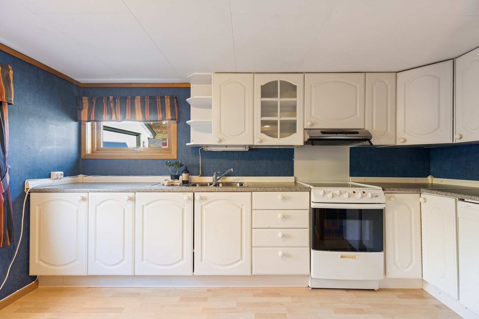 Romslig kjøkken - profilerte fronter og laminat benkeplate. Galleribilde