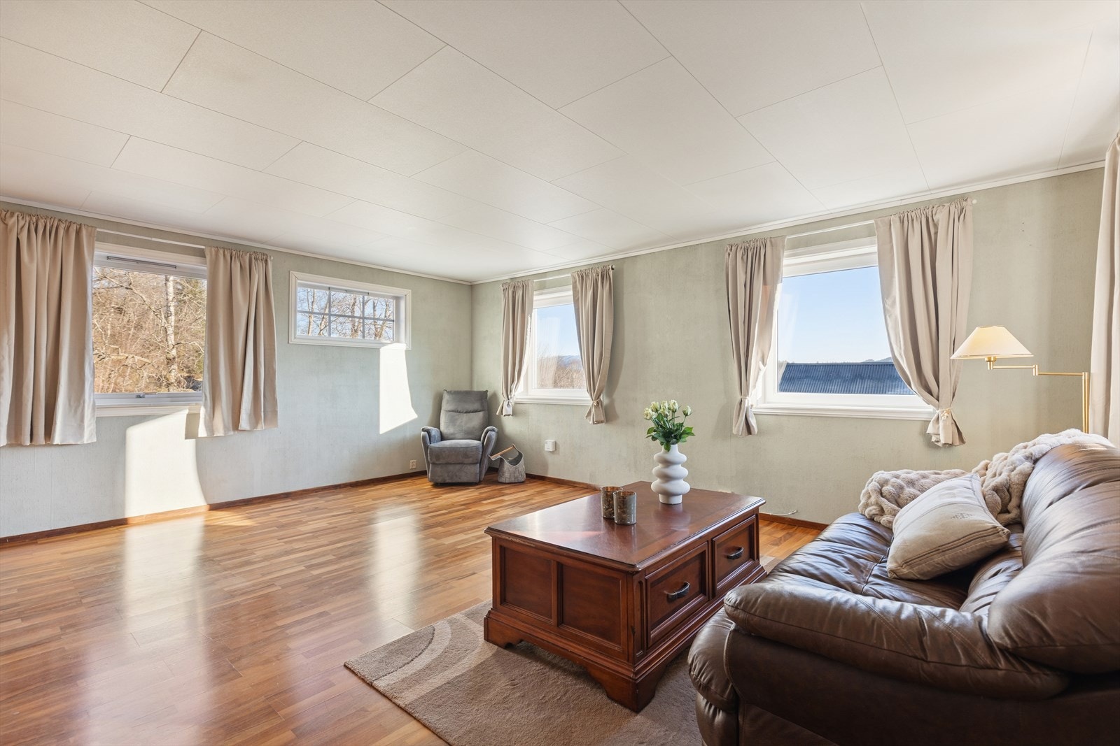 Stor og innbydende stue med godt lysinnslipp. Galleribilde