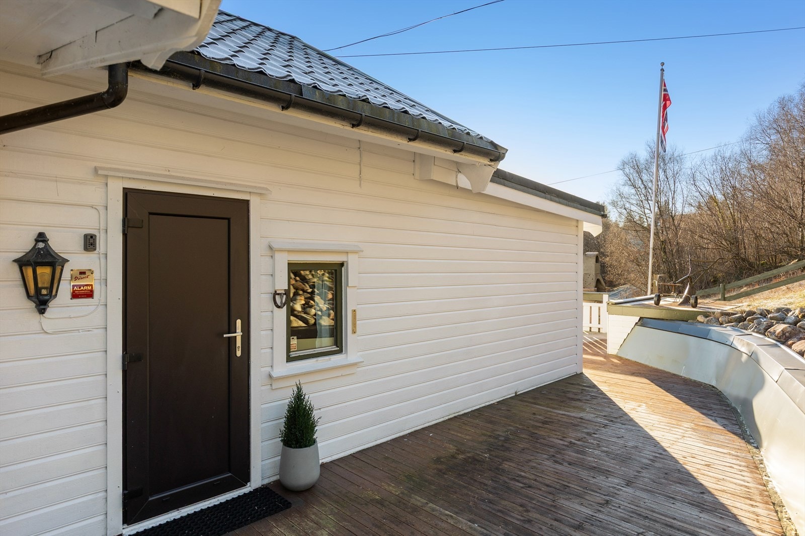 Stor og solrik terrasse som går rundt nr. 24. Galleribilde