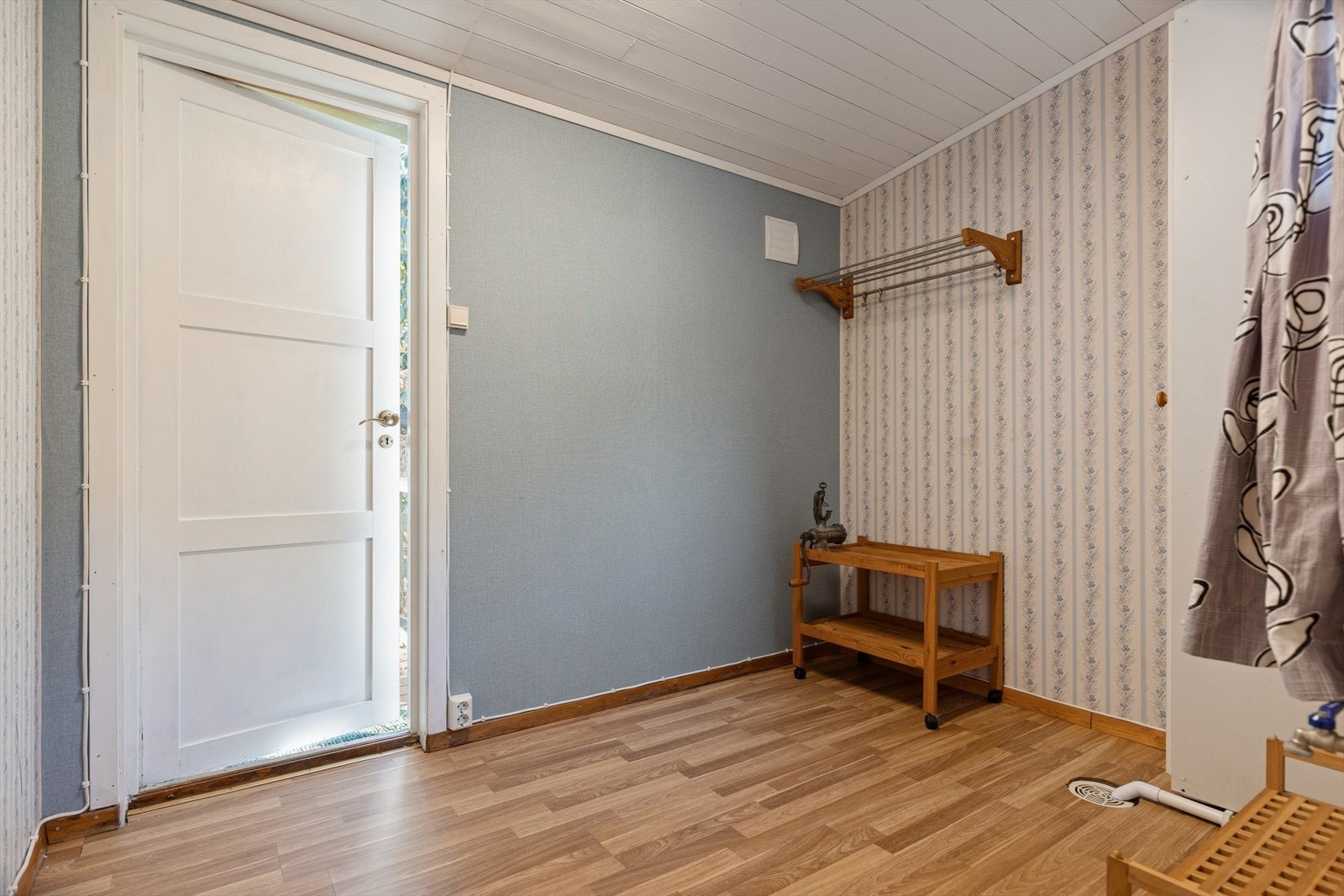 Stor og lys garderobe med god plass til å henge fra seg yttertøy, sko etc. Galleribilde