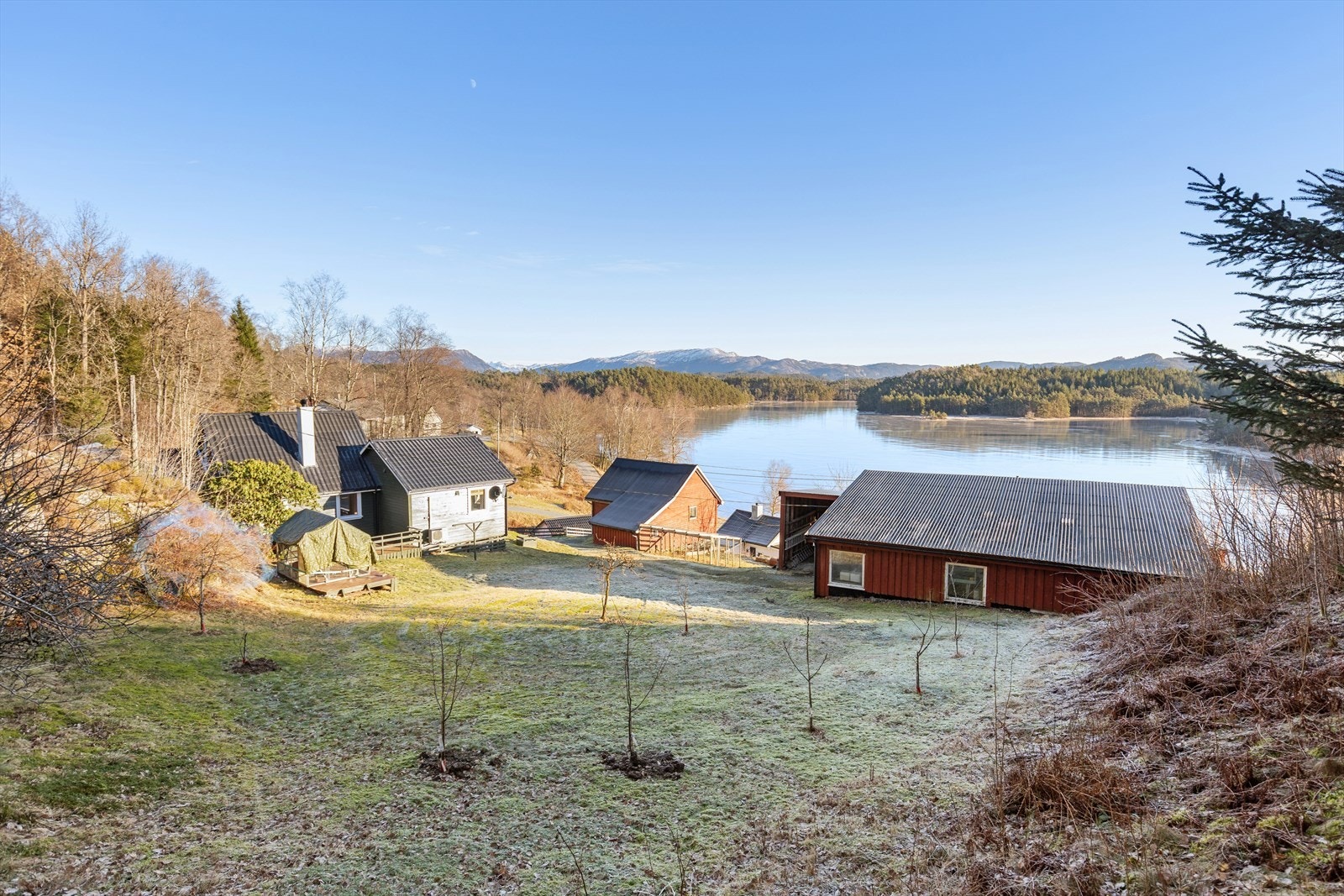 Stor tomt på nesten 15 mål med mange muligheter. Tomten har også strandlinje ned til "Storavatnet". Galleribilde