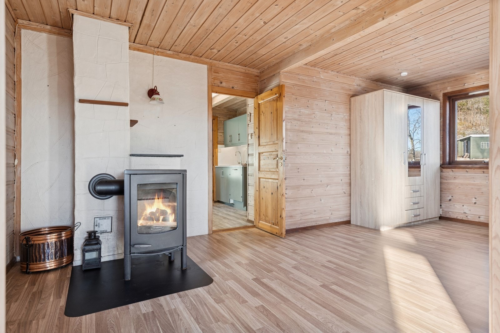 Romslig spisestue. Utstyrt med peis. Galleribilde