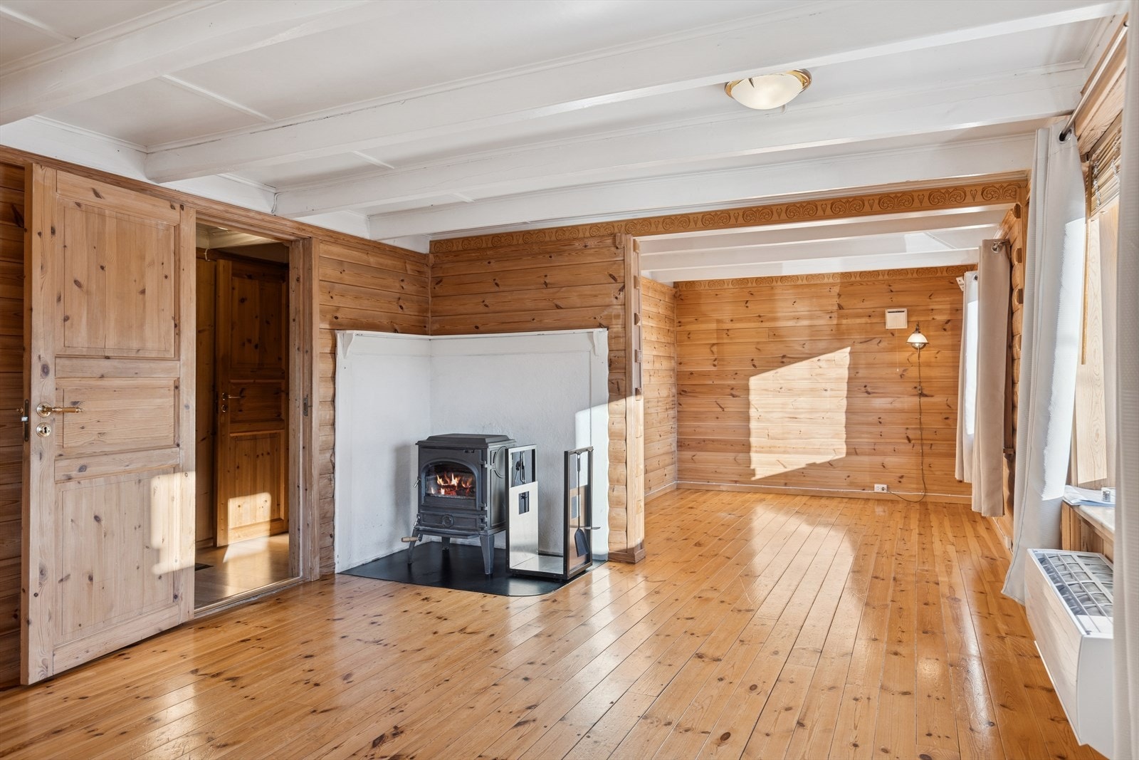 Stuen er utstyrt med peis og varmepumpe som varmer godt året rundt! Galleribilde