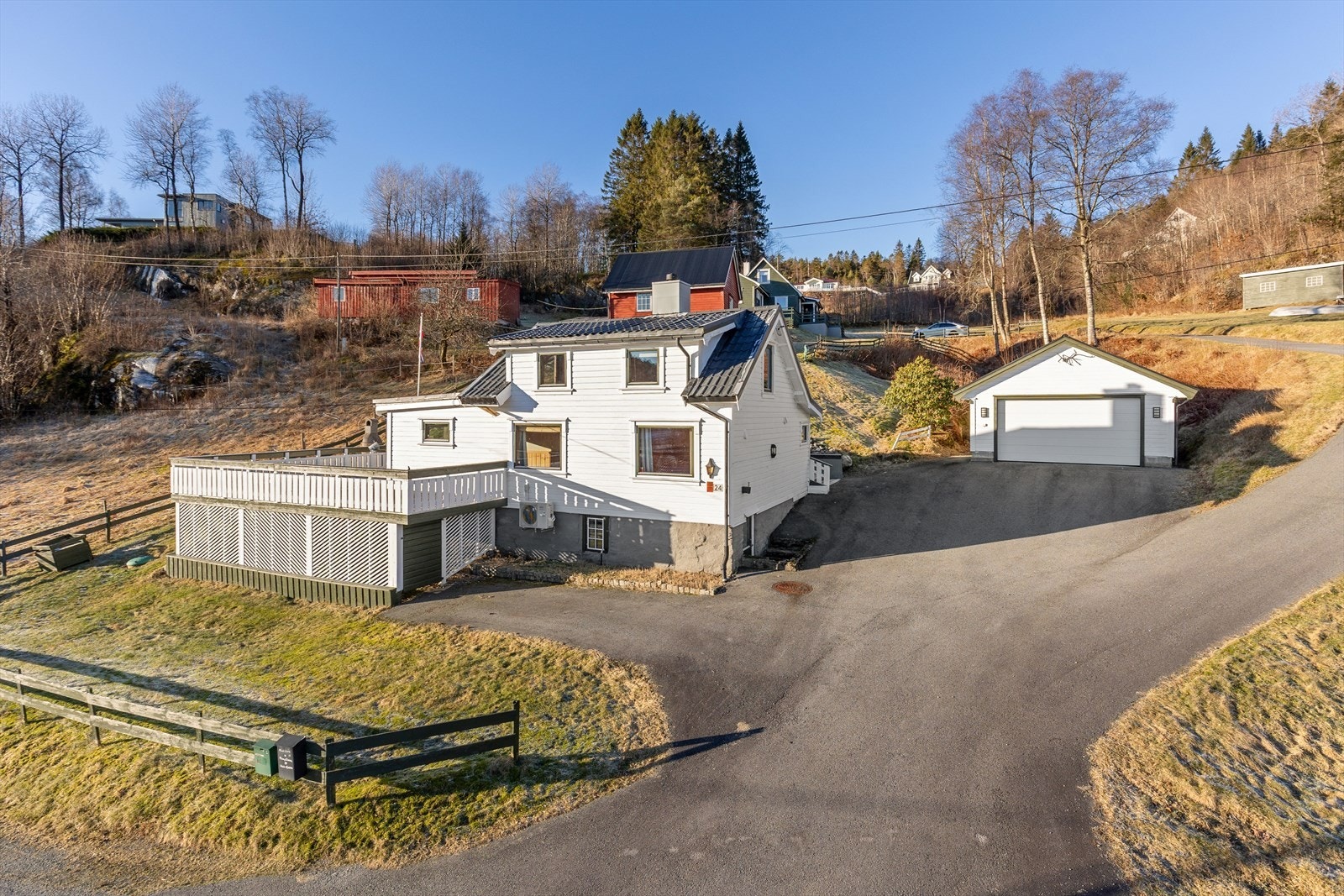 På tomten finner vi to eneboliger, garasje, traktorhus, løe med hønsehus og naust. (se pkt. ferdigattest). Galleribilde