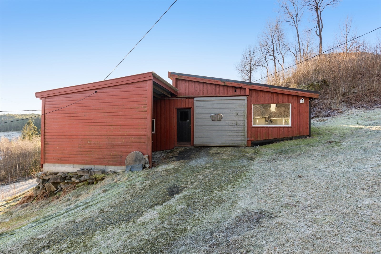 Traktorhuset måler hele 116 kvm og har meget god plass til oppbevaring. Består av garasje og boder. Galleribilde