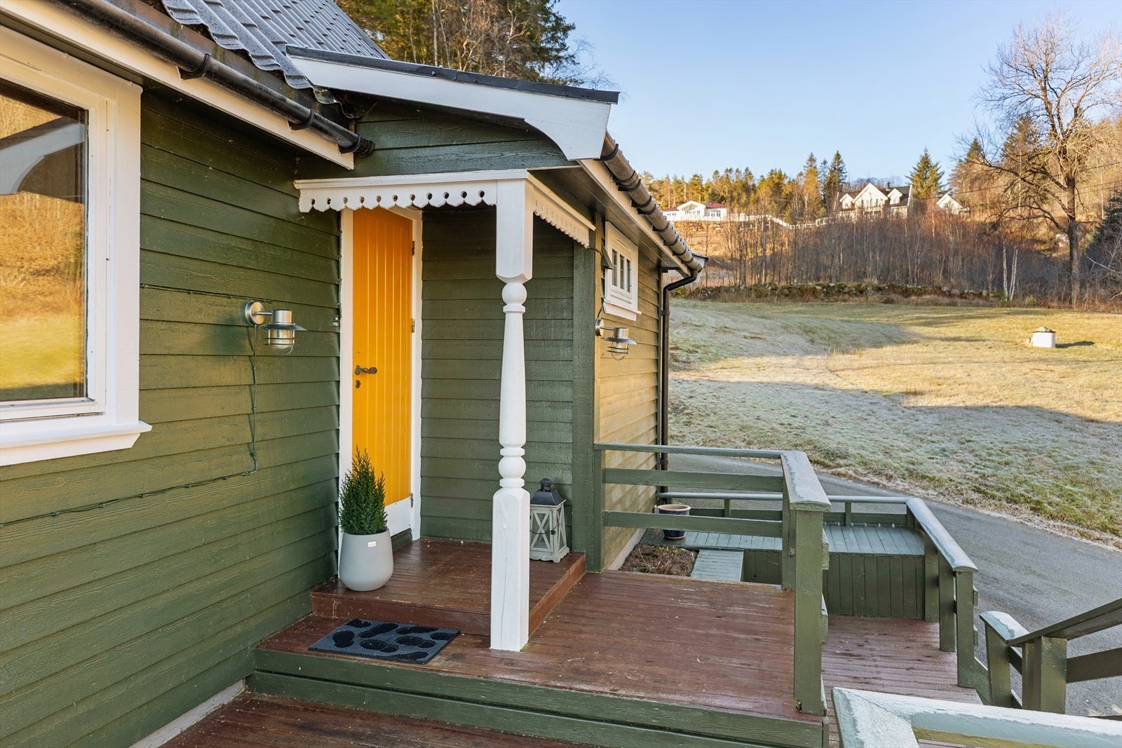 Velkommen inn - hyggelig vindfang med lun og innbydende entré. Galleribilde