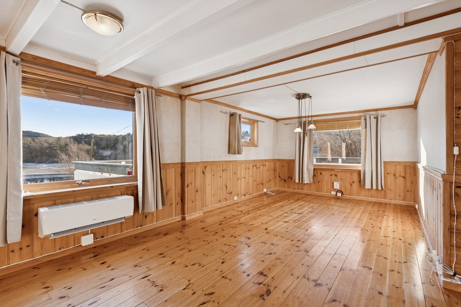 Romslig oppholdsrom med naturlig lys og fleksibel planløsning - perfekt for å skape ditt eget uttrykk! Galleribilde