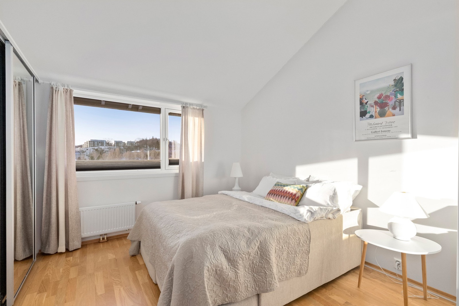 Leiligheten inneholder to gode soverom hvorav det største måler gode 13 kvadratmeter. Galleribilde