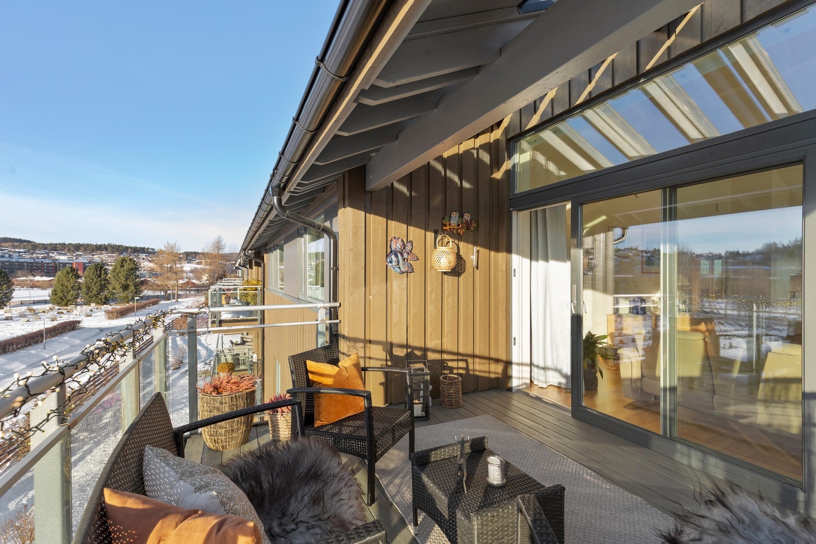 Balkongen er delvis takoverbygd som forlenger bruken over flere sesonger! Galleribilde