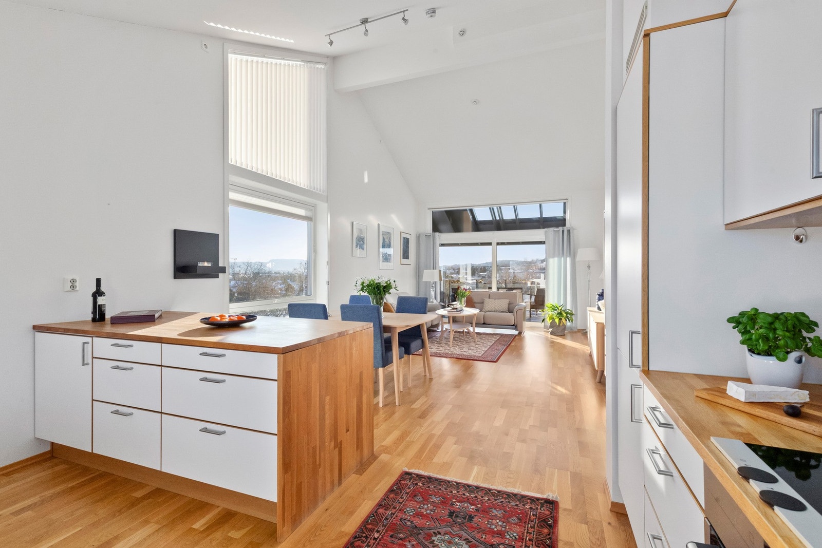 Leiligheten disponerer moderne kvaliteter som balansert ventilasjon og fjernvarme. Galleribilde