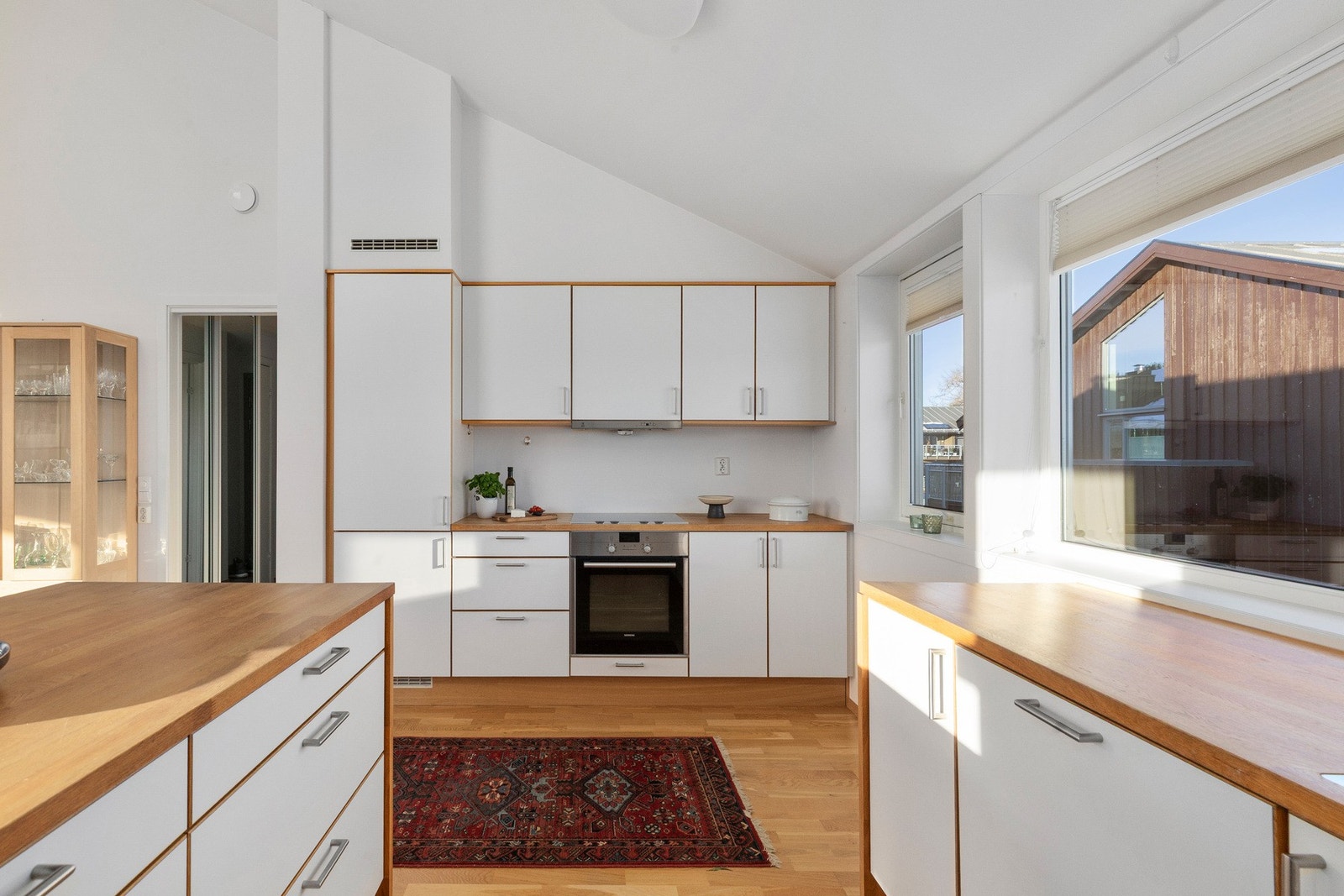 Kjøkkenet er kvalitetskjøkken fra Sigdal med benkeplater i eik. Kjøkkenet har fått tilstandsgrad 1 av bygningskyndig. Galleribilde