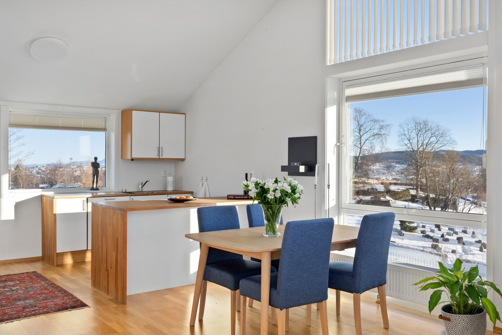 Spisestuen har en naturlig og funksjonell plassering mellom kjøkkenet og stuegruppen, noe som gir en god flyt og en sosial planløsning. Galleribilde