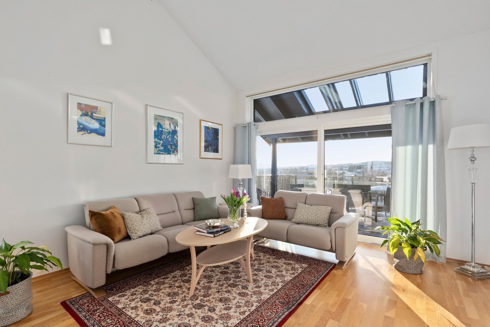 Stuen måler gode 37,5 kvadratmeter og har direkte adkomst til leilighetens balkong. Galleribilde