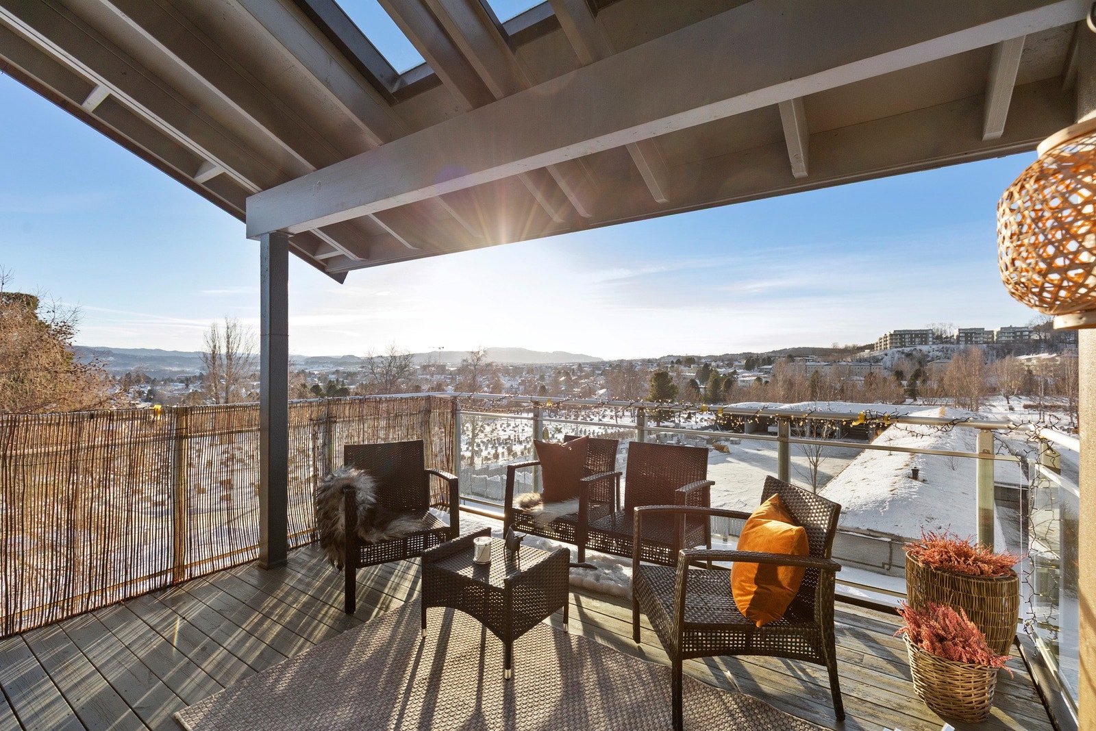 Sørøst-vendt balkong som sikrer gode solforhold fra morgen til kveld. Galleribilde