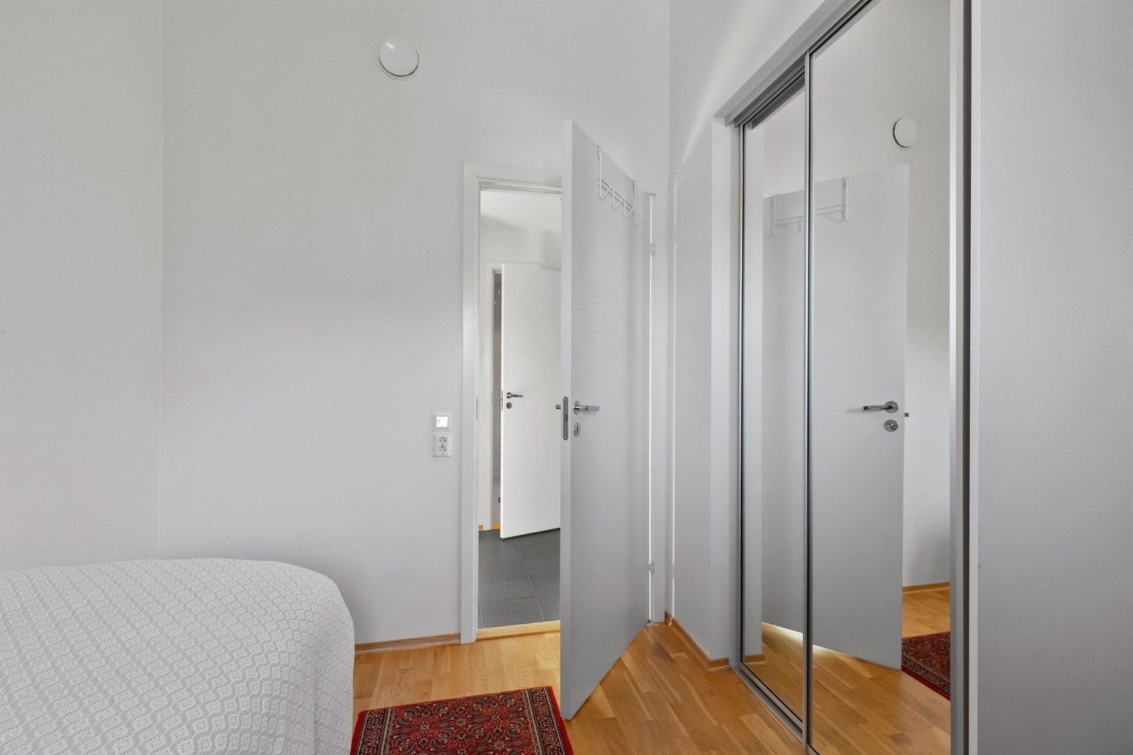 Også her er det rikelig med skapplass, som gir gode og praktiske oppbevaringsløsninger. Galleribilde