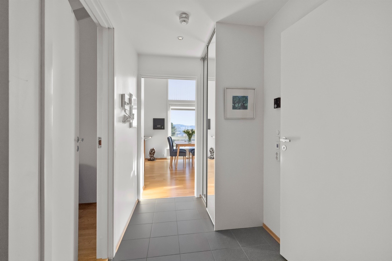 Romslig entré på hele 6 kvadratmeter med etablert skyvedørsgarderobe. Galleribilde