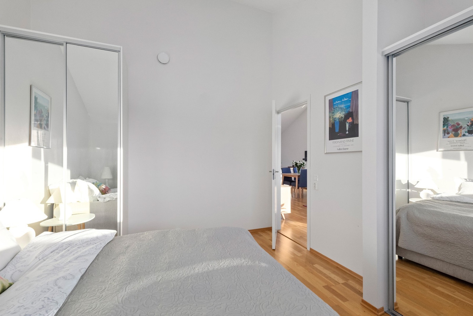 Lyst og innbydende soverom med rikelig skapplass som gir praktisk og oversiktlig oppbevaring. Galleribilde