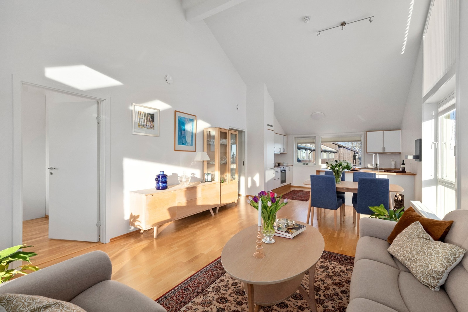 Leilighetens byggeår er 2013 og holder dermed en velholdt standard. Leiligheten har gjennomgående, eksklusiv eikeparkett som gir et varmt og elegant uttrykk. Galleribilde