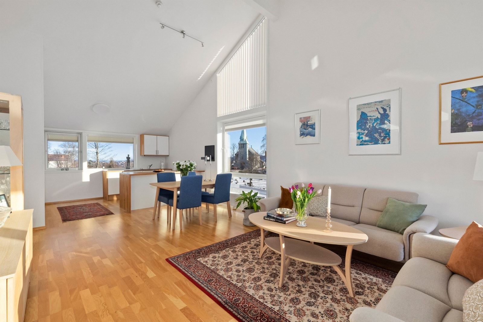 Leiligheten ligger i byggets øverste etasje og har ettertraktet hjørnebeliggenhet og enkel adkomst via heis. Galleribilde